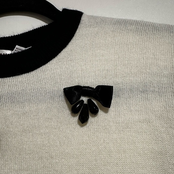 Women’s Small Cream Pullover Sweater w/ Black Bows & Jeweled Appliqué. - Picture 7 of 10